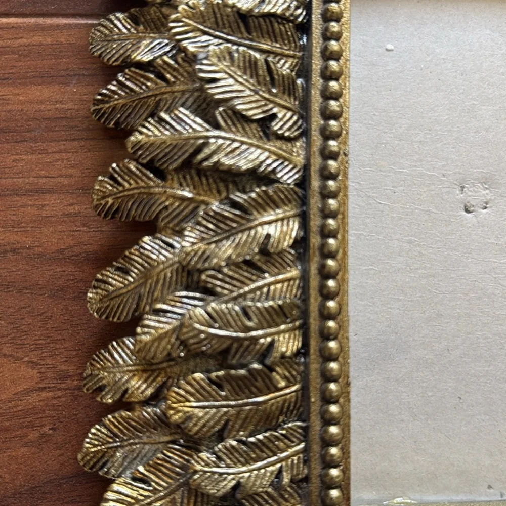 Gorgeous frame of matte gold leaves. So beautiful and nice weight.
